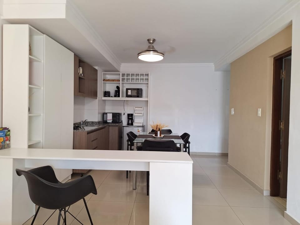 Kitchen or kitchenette, Dining area, minibar, stove