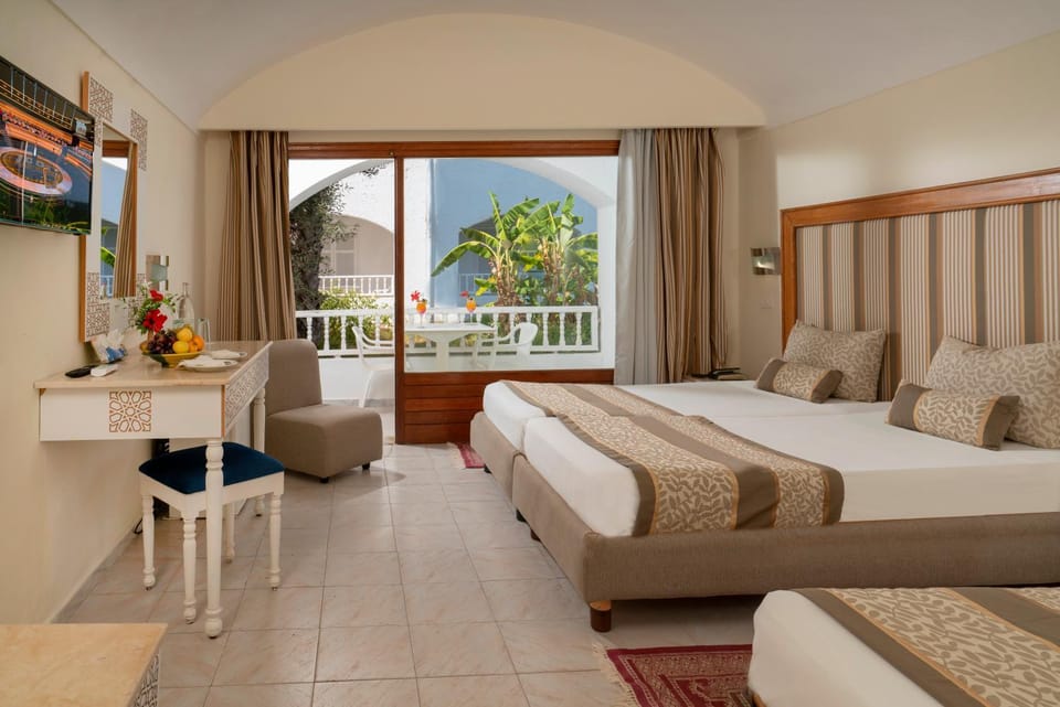 Bed, Natural landscape, View (from property/room), Balcony/Terrace, Photo of the whole room, Bedroom