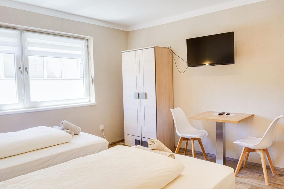 Bed, TV and multimedia, Photo of the whole room, Dining area, Evening entertainment, Bedroom, wardrobe