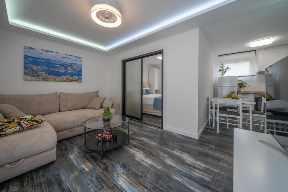 TV and multimedia, Kitchen or kitchenette, Living room, Seating area, Dining area