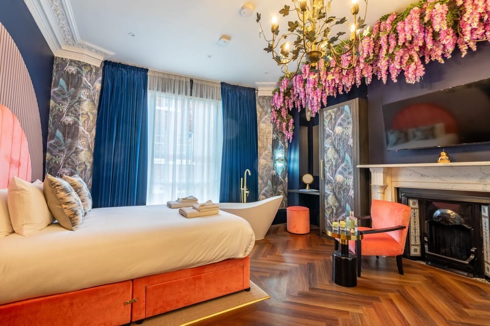 Photo of the whole room, Bedroom