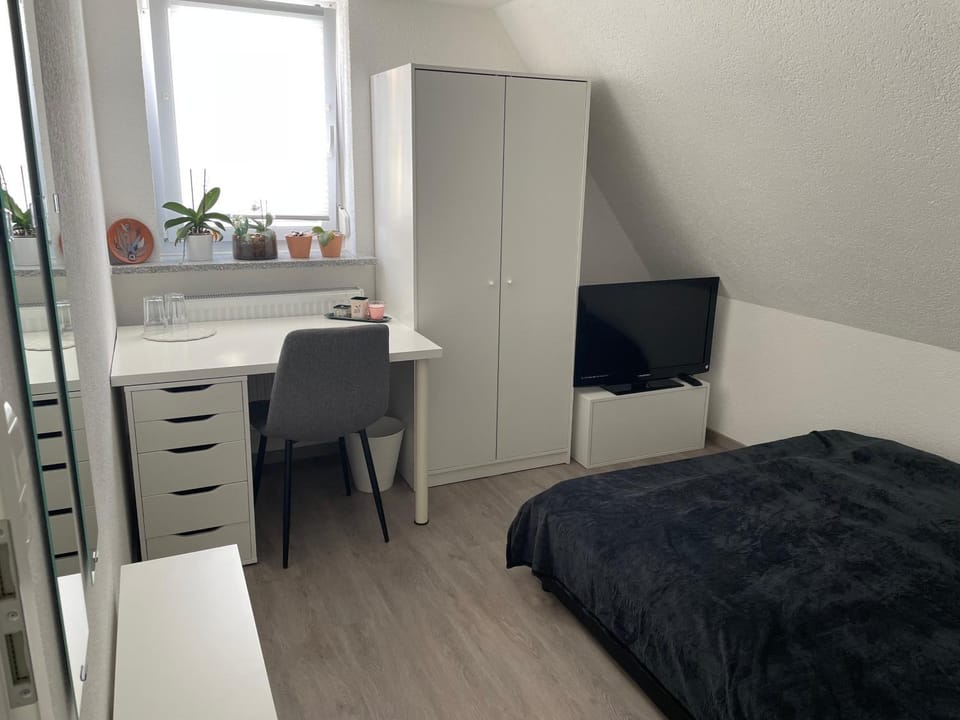 Bed, TV and multimedia, Photo of the whole room, Bedroom, hair dresser, wardrobe