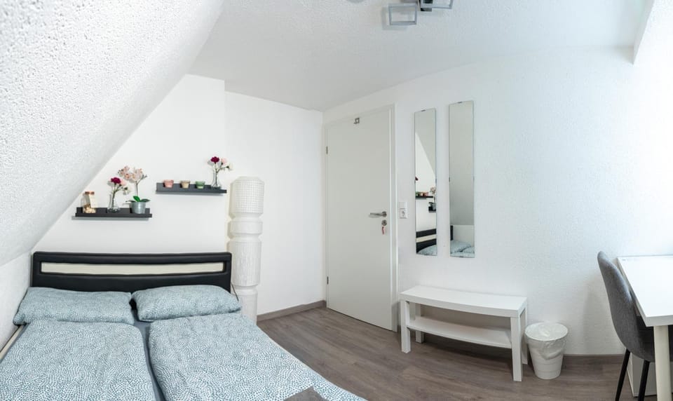 Photo of the whole room, Bedroom