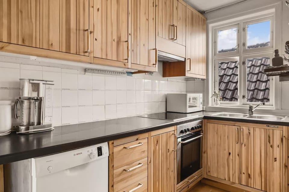Coffee/tea facilities, Kitchen or kitchenette, dishwasher, oven, stove, toaster