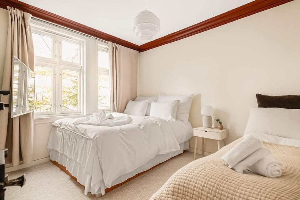Photo of the whole room, Bedroom, towels