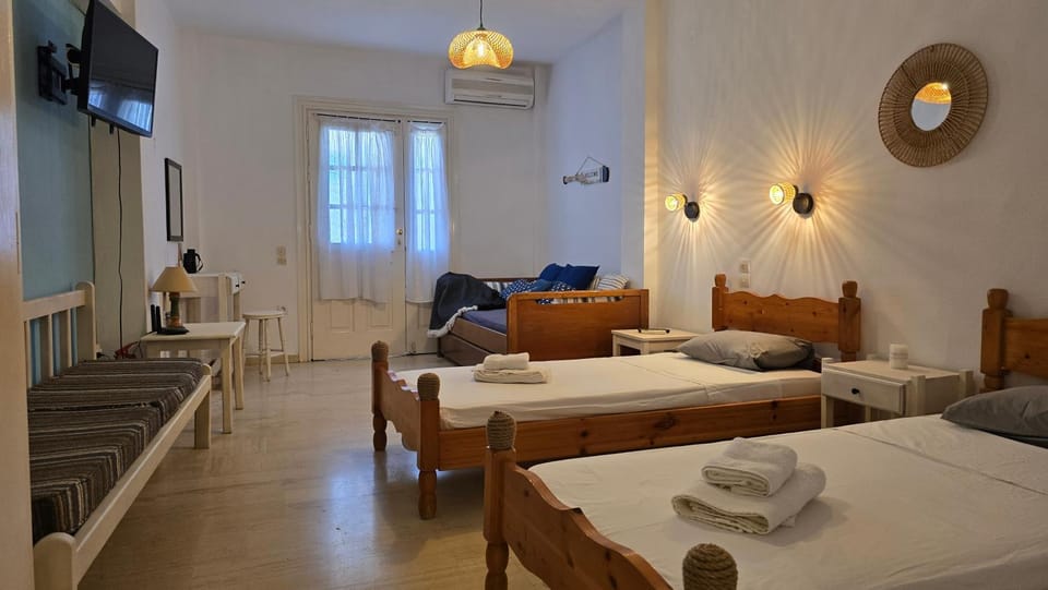 Bed, TV and multimedia, Living room, Photo of the whole room, air conditioner
