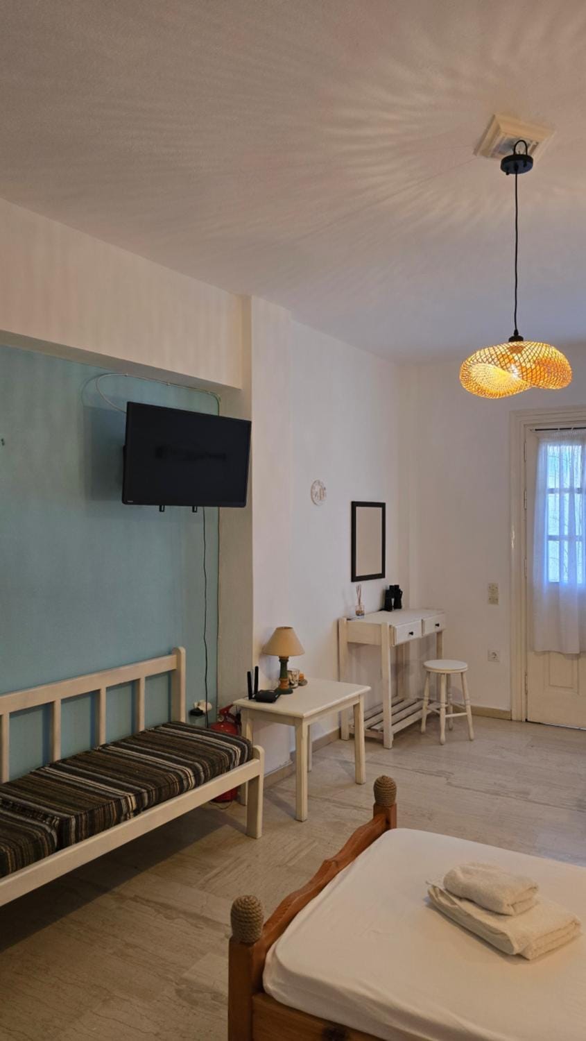 Bed, TV and multimedia, Living room, Photo of the whole room, Seating area