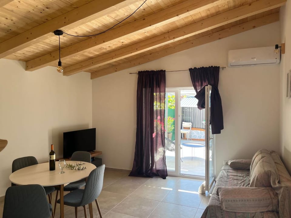 TV and multimedia, Living room, Dining area