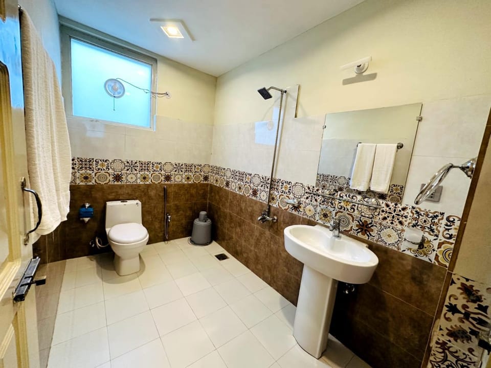 Shower, Toilet, Bathroom, bidet, towels