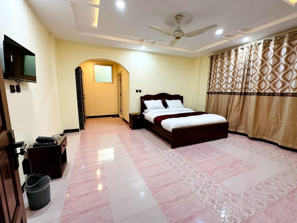 Communal lounge/ TV room, Bed, TV and multimedia, Photo of the whole room, Evening entertainment, Bedroom, fireplace