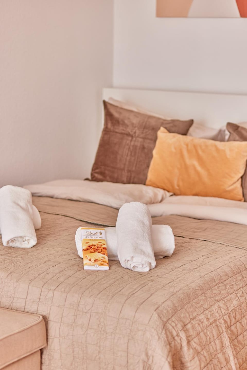 Bed, towels