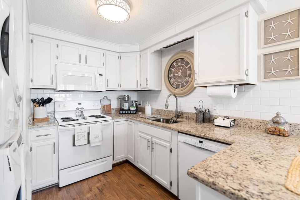 Kitchen or kitchenette, dishwasher, minibar