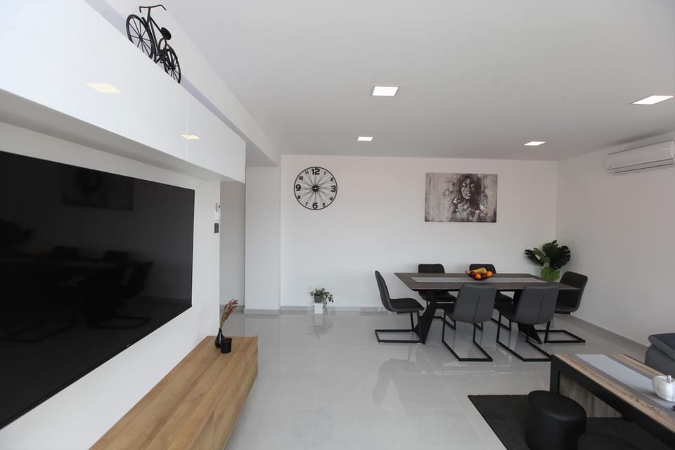 TV and multimedia, Living room, Dining area
