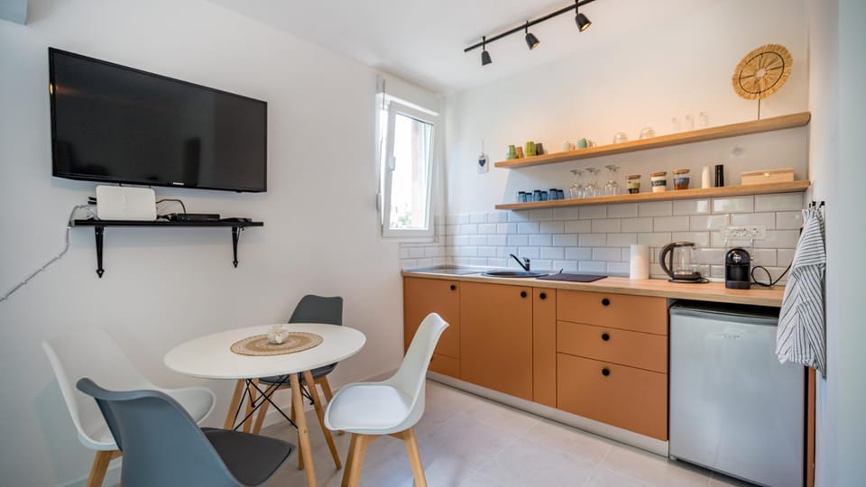 TV and multimedia, Coffee/tea facilities, Kitchen or kitchenette, Dining area, stove