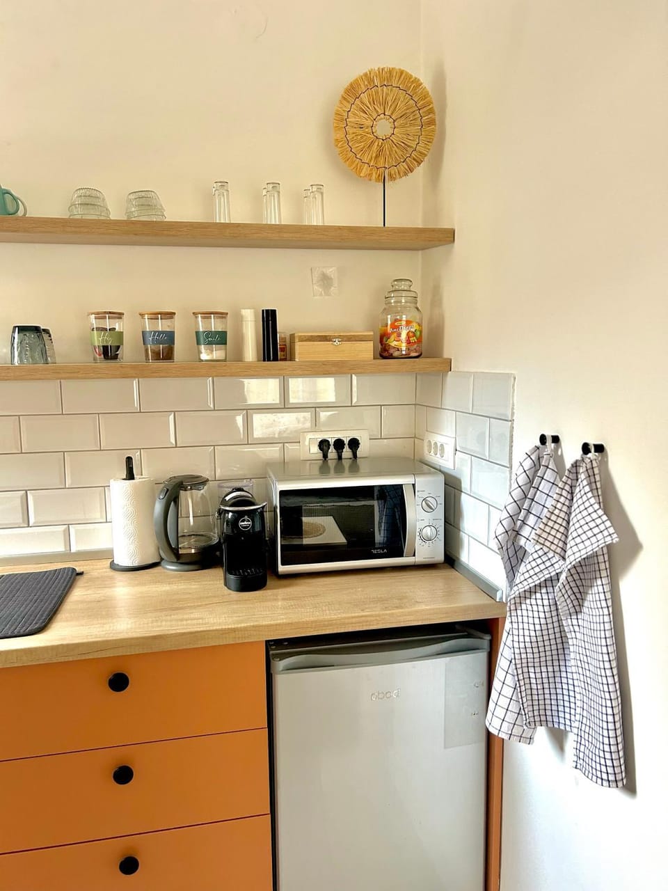 Coffee/tea facilities, Kitchen or kitchenette, Dining area, microwave