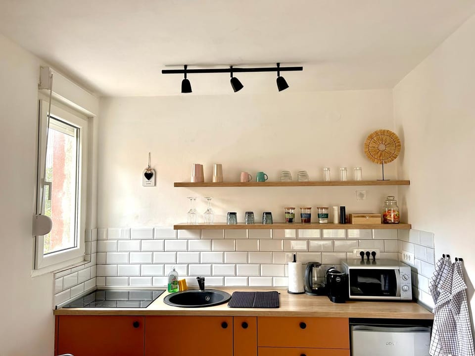 Coffee/tea facilities, Dining area, microwave, kitchen