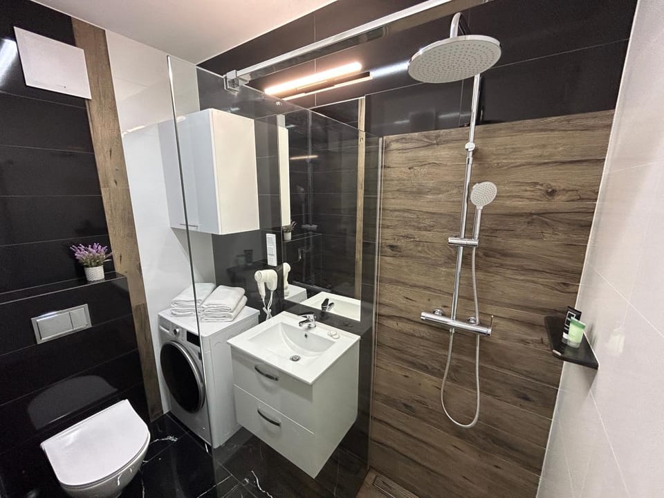 Shower, Toilet, Bathroom, towels