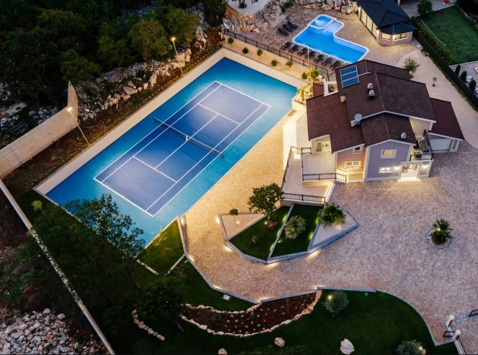 Tennis court