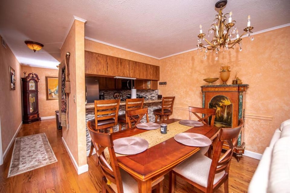 CITY & MOUNTAIN VIEW 5 Mins from downtown Gatlinburg Apartment in Gatlinburg
