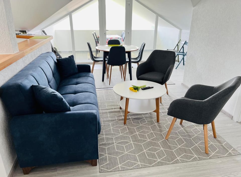 Living room, Seating area