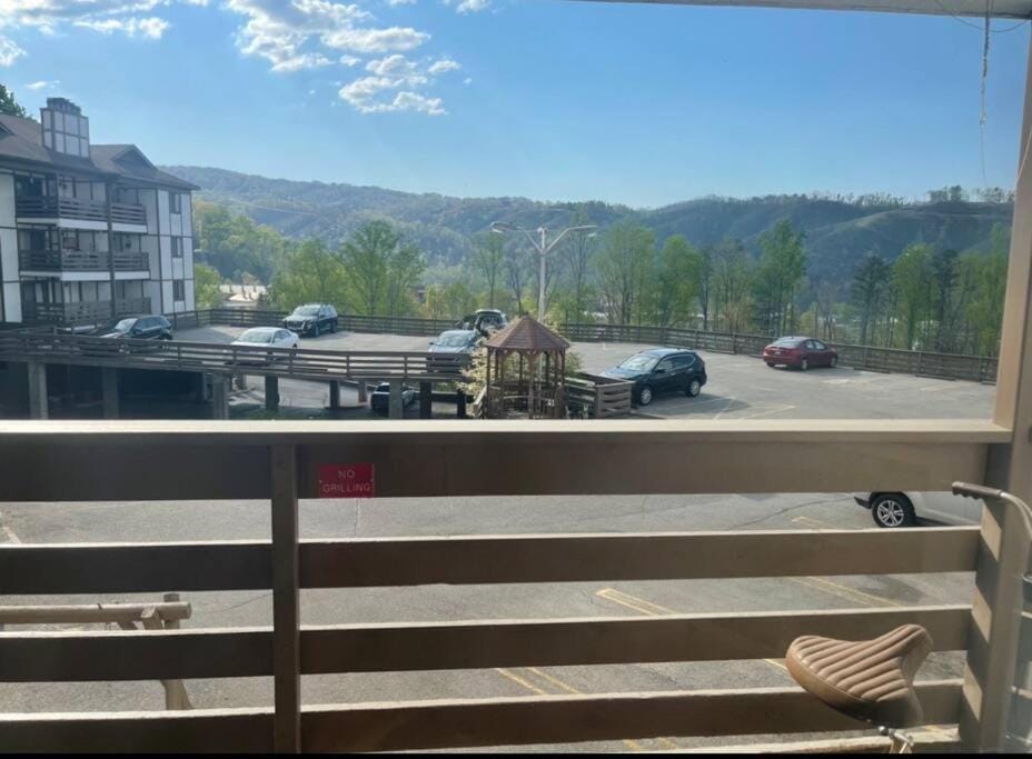 Relaxing Mountain Condo in Gatlinburg with City view ! Apartment in Gatlinburg