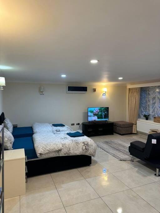 Bed, TV and multimedia, air conditioner