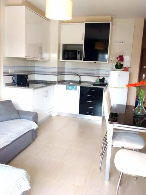 Kitchen or kitchenette, Living room, Dining area, minibar, stove