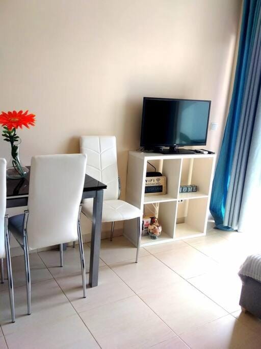 Communal lounge/ TV room, TV and multimedia, Living room, Seating area, Dining area