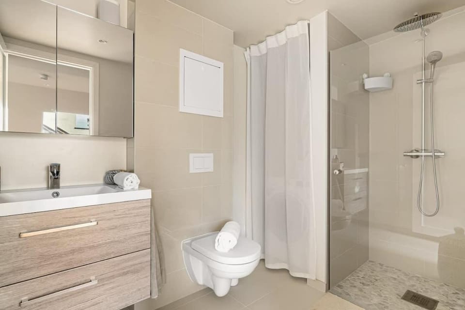 Shower, Toilet, Bathroom