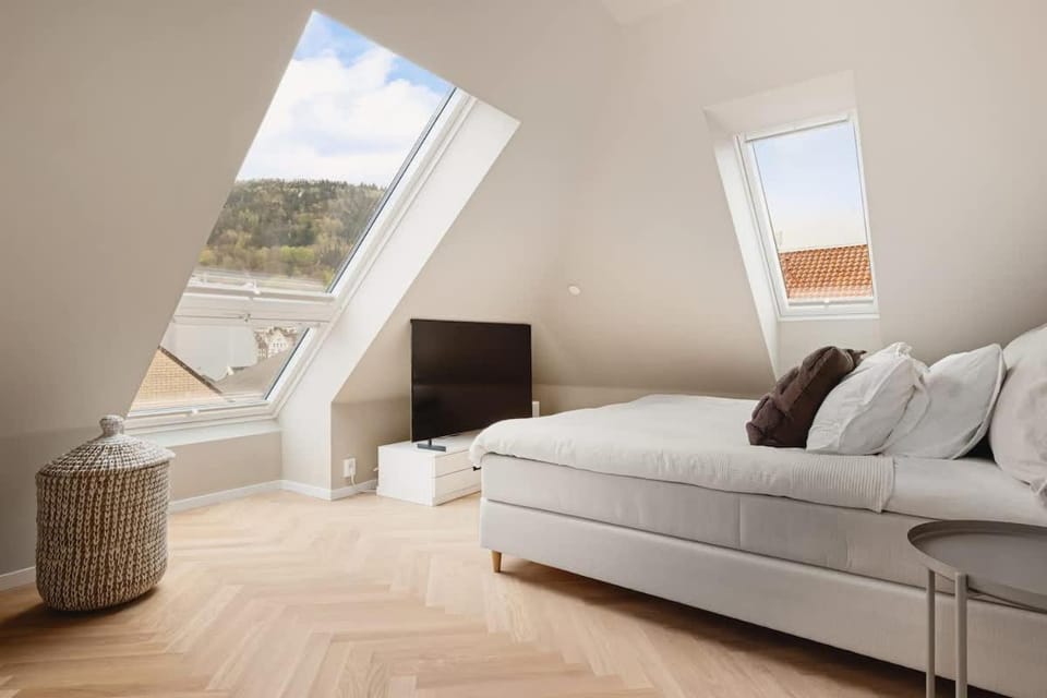 Bed, TV and multimedia, Bedroom