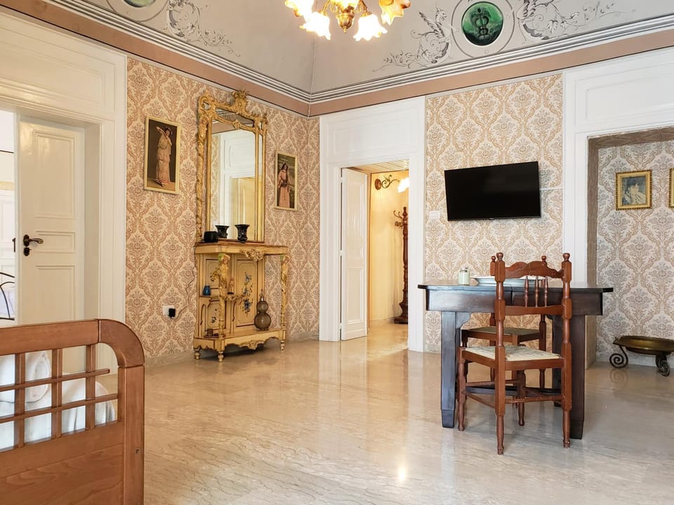 TV and multimedia, Living room, Decorative detail, Seating area, Dining area