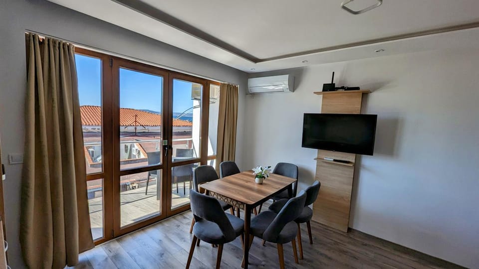 Communal lounge/ TV room, TV and multimedia, Dining area, Diving