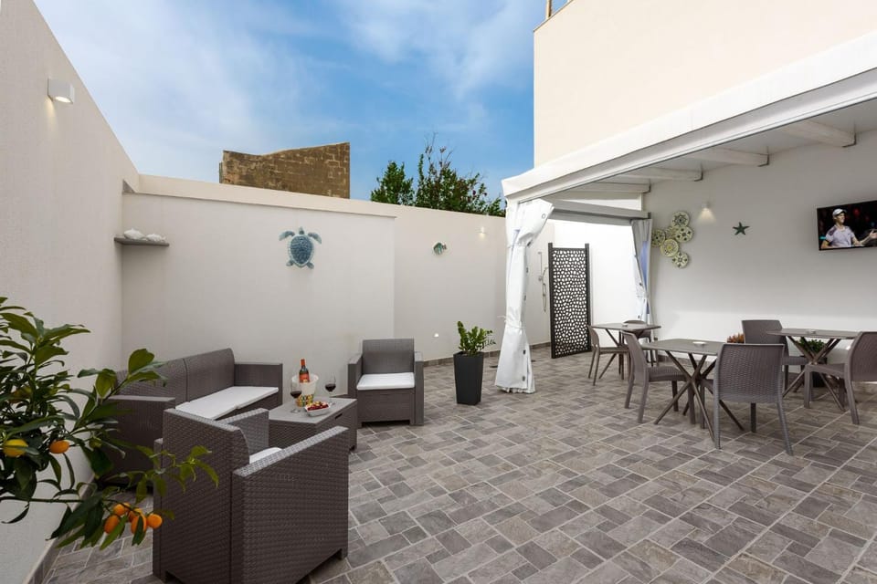 Shower, Patio, Communal lounge/ TV room, TV and multimedia, Seating area, Evening entertainment