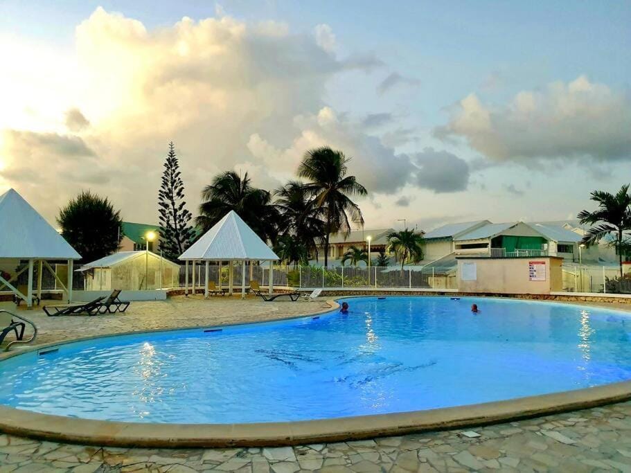 T3, piscine, Plages et commerces à pieds sur la Marina Apartment in Grande-Terre, Guadeloupe