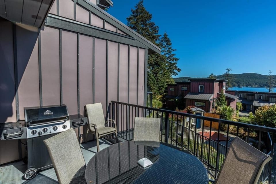 Sooke Harbour Townhouse - Waterfront 2-Bed Rental House in Vancouver Island