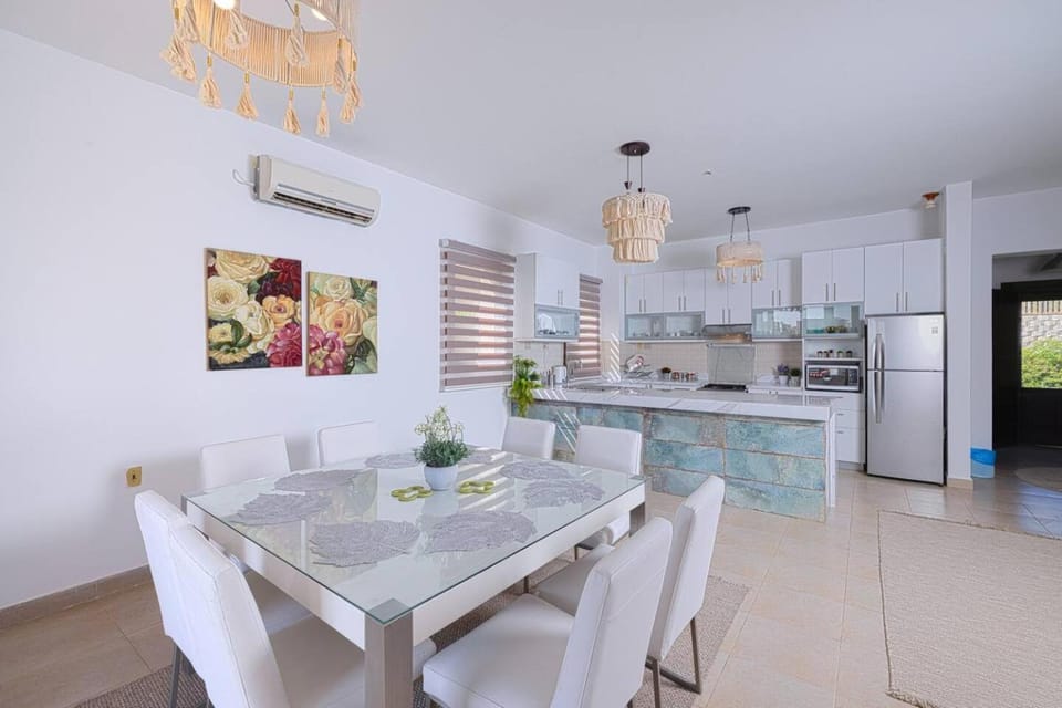 Kitchen or kitchenette, Living room, Seating area, Dining area, minibar, oven, pet friendly, stove, air conditioner