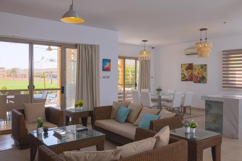 Living room, Seating area, Dining area