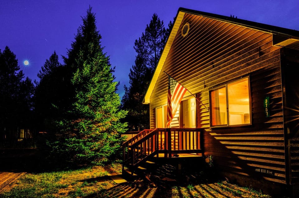 Muley Hollow by KABINO Fire Pit Grill SmartTV WiFi Washer Dryer House in Island Park