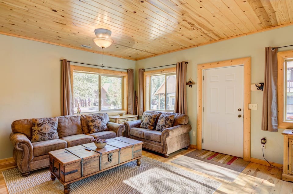 Muley Hollow by KABINO Fire Pit Grill SmartTV WiFi Washer Dryer House in Island Park