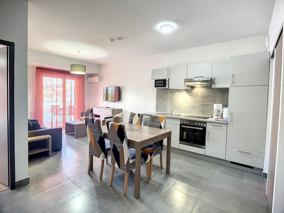Bel F2 climatisé, terrasse, parking, à 50m des Thermes de Lamalou-les-Bains, animaux acceptés - FR-1-451-193 Apartment in Occitanie