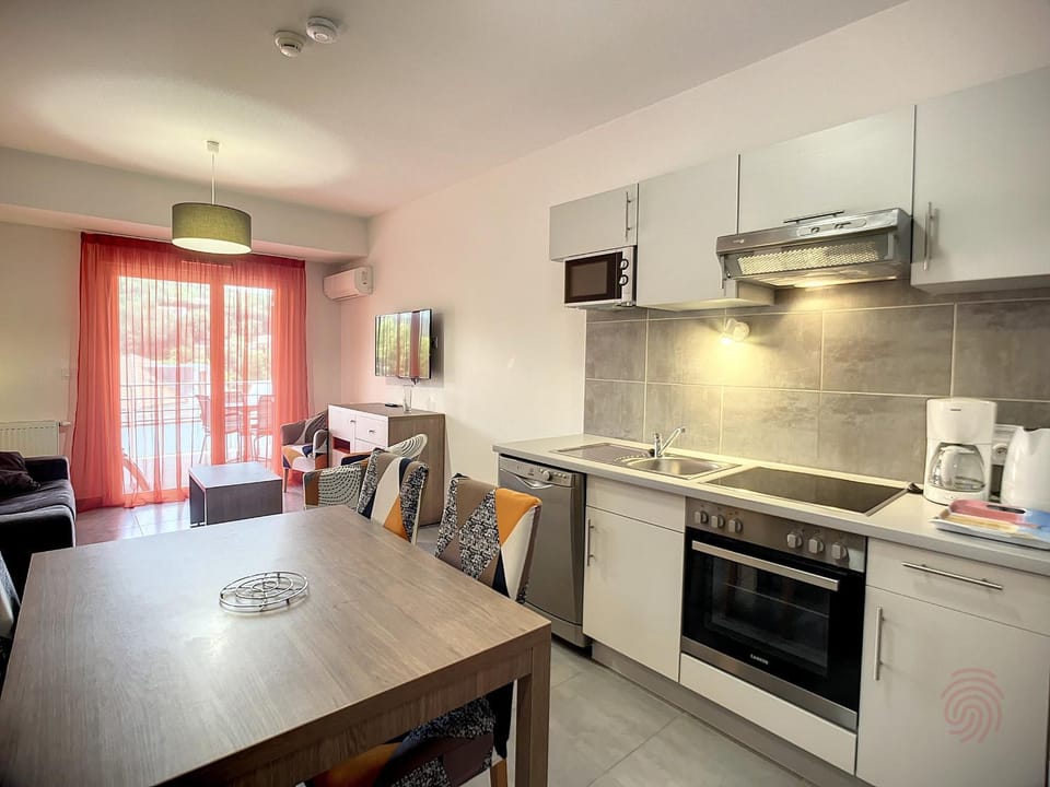 Bel F2 climatisé, terrasse, parking, à 50m des Thermes de Lamalou-les-Bains, animaux acceptés - FR-1-451-193 Apartment in Occitanie