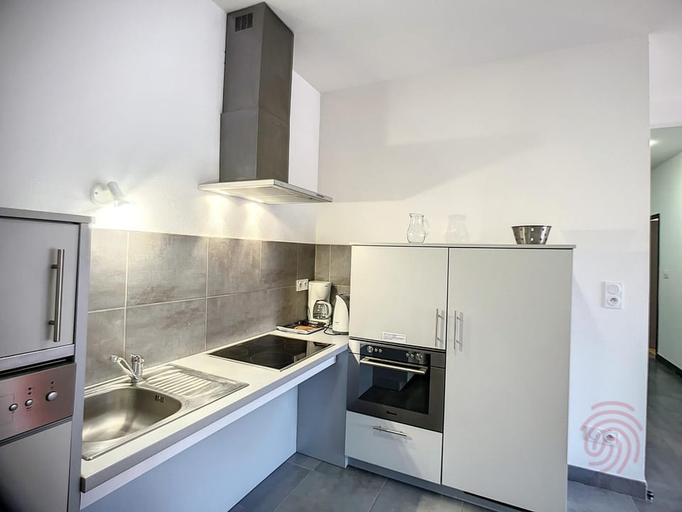 Appartement F2 PMR, climatisé, avec terrasse et parking privé, au cœur de Lamalou-les-Bains - FR-1-451-194 Apartment in Occitanie