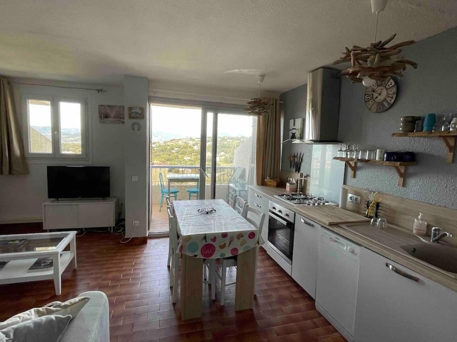 Kitchen or kitchenette, Dining area, oven, stove