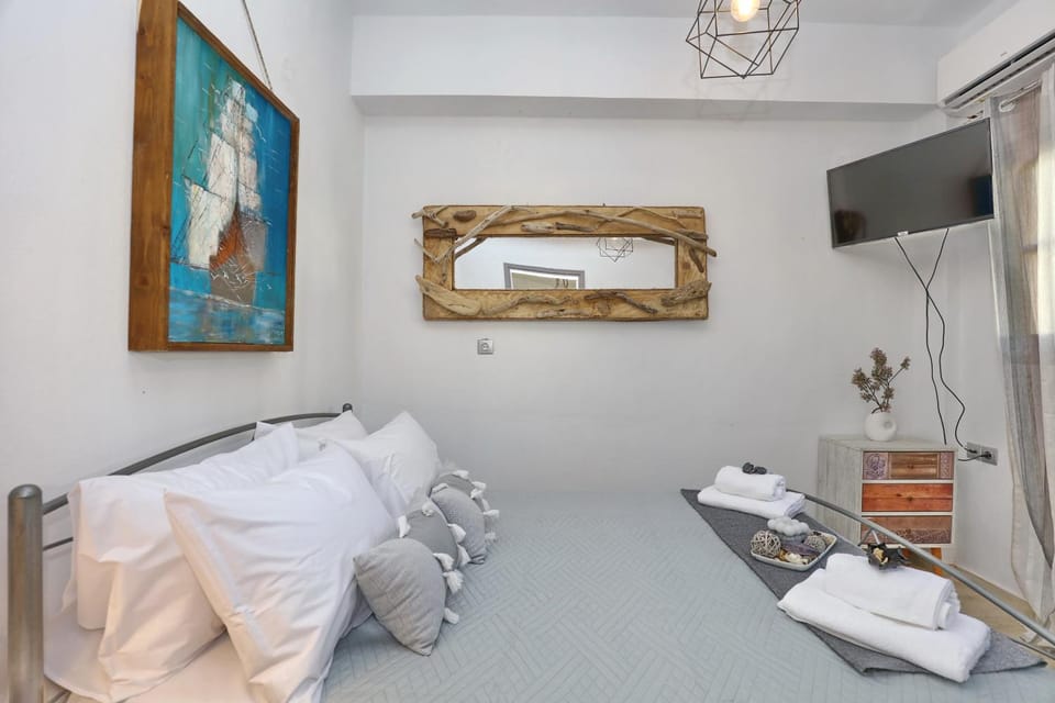 Bed, TV and multimedia, Bedroom, towels