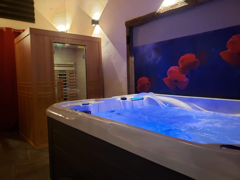Hot Tub, Hot Tub, Spa and wellness centre/facilities