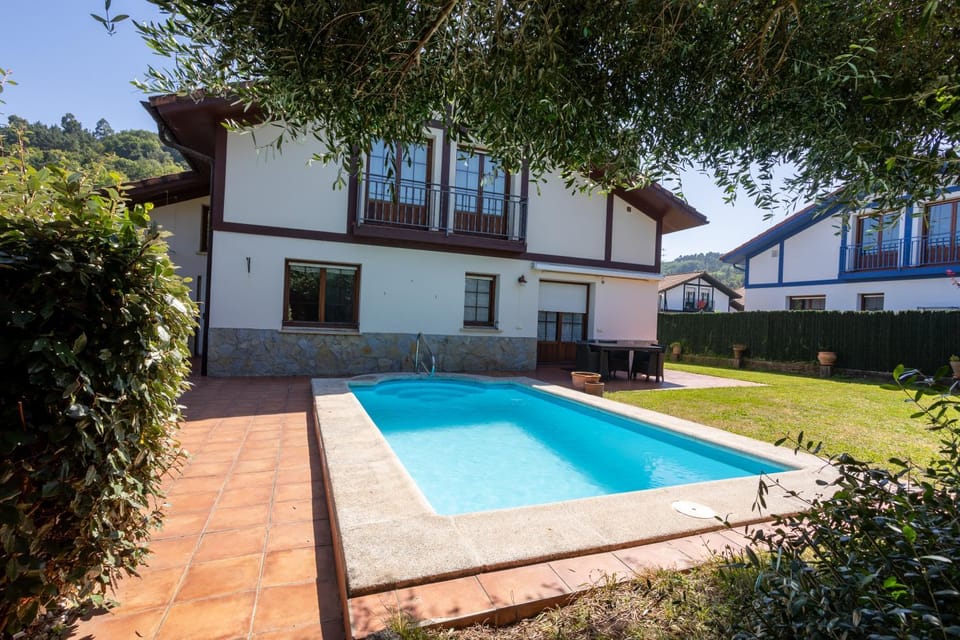 Property building, Garden, Swimming pool