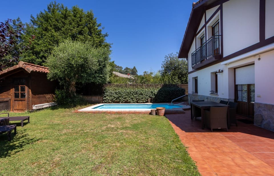 Garden, Pool view, sunbed