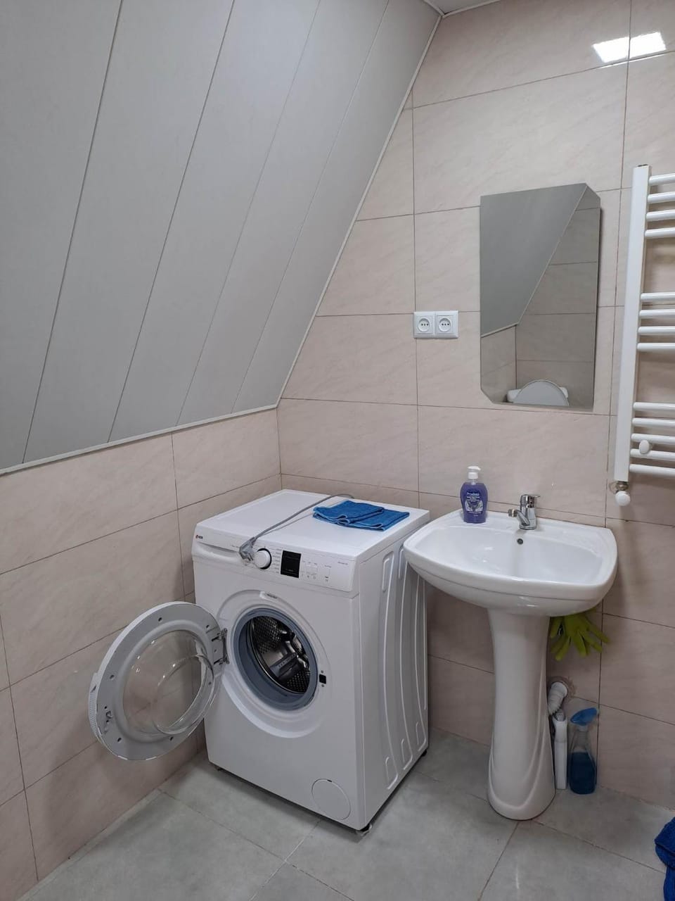 Bathroom, towels, washing machine