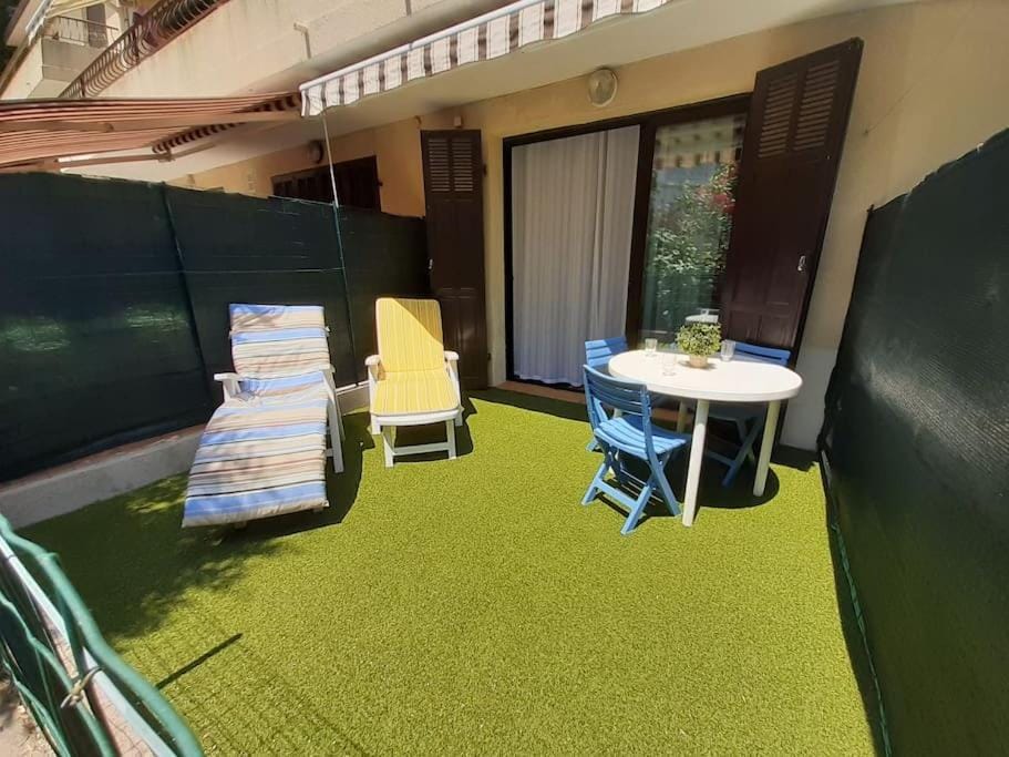 T1 rez de jardin avec grande terrasse – St Aygulf Apartment in Roquebrune-sur-Argens