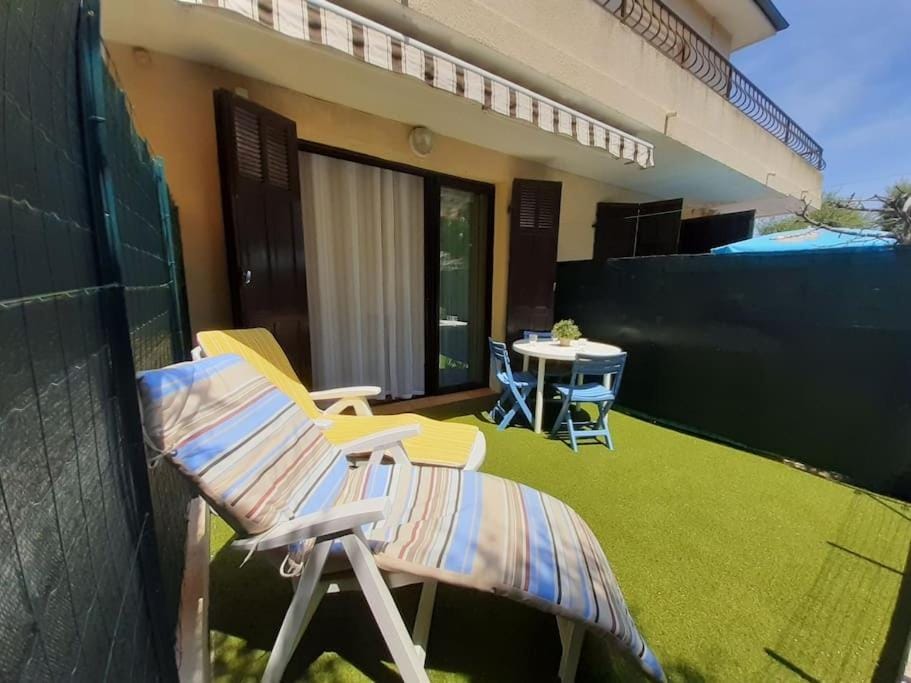T1 rez de jardin avec grande terrasse – St Aygulf Apartment in Roquebrune-sur-Argens